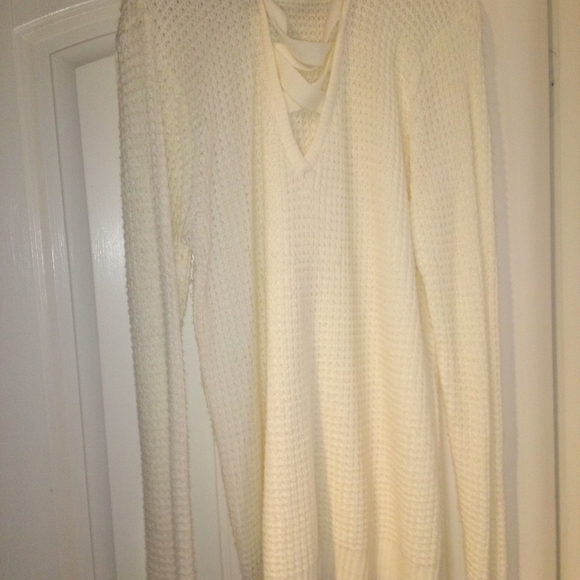 Long off white sweater with a beautiful back. - Picture 4 of 8